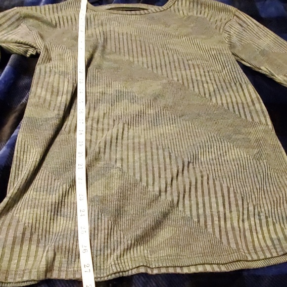 ❤LAST ONE❤Criss cross camo waffle knit top. Size Small - Picture 5 of 5